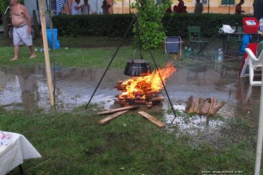 Pillanatkép a főzőversenyről vihar után (Fotó: Puskás Károly)