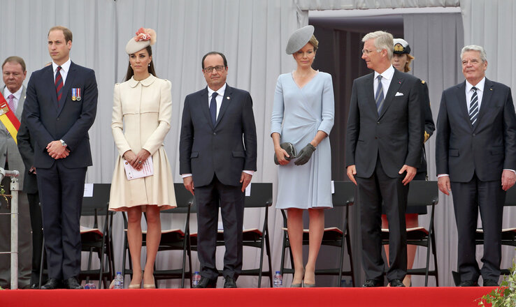Vilmos herceg és Katalin hercegnő, Francois Hollande francia elnök, Matild belga királyné, Fülöp belga király és Joachim Gauck német elnök a belgiumi megemlékezésen (Fotó: Beta/AP)