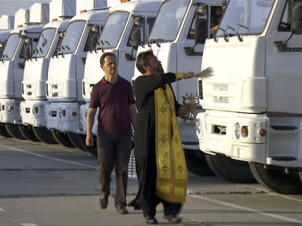 Indulás előtt a 280 kamiont számláló Kamaz-konvojt egy pap is megáldotta (Fotó: Beta/AP/RTR)