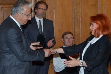 Varjú Márta főszerkesztő átveszi az elismerést Semjén Zsolt miniszterelnök-helyettestől