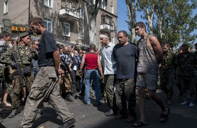 Ukrán hadifoglyokat hajtanak végig a donyecki főtéren (Fotó: Beta/AP)