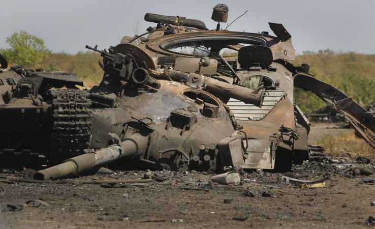 Kilőtt ukrán tank Novokatyernivka közelében (Fotó: Beta/AP)