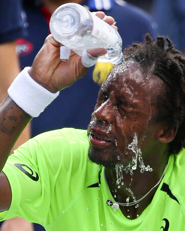 Kellett a frissítő: Gael Monfils leönti magát (Fotó: Beta/AP)