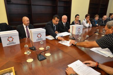 A vajdasági magyar közösség képviselői közül elsőként pénteken Belgrádban átadta a választási bizottságnak a nemzeti tanácsi választásokon történő induláshoz szükséges aláírásokat a Magyar Összefogás listája