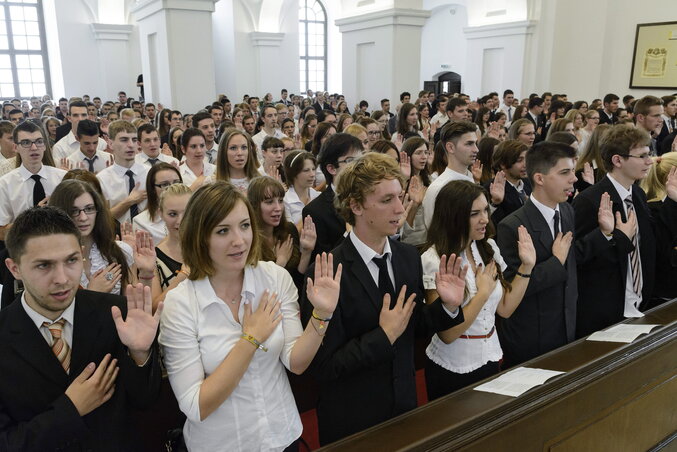 Az elsőéves hallgatók fogadalomtétele a százéves jubileumát ünneplő Debreceni Egyetem és a Debreceni Református Hittudományi Egyetem ünnepi tanévnyitóján a debreceni Református Nagytemplomban (Fotó: MTI)