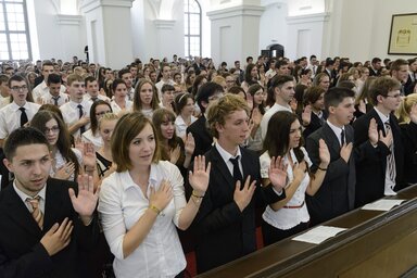 Az elsőéves hallgatók fogadalomtétele a százéves jubileumát ünneplő Debreceni Egyetem és a Debreceni Református Hittudományi Egyetem ünnepi tanévnyitóján a debreceni Református Nagytemplomban (Fotó: MTI)