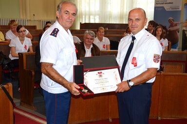 Gombos József elnök (balról) átveszi a kitüntetést Perica Glavinićtól, a Szerbiai Tűzoltó Szövetség titkárától (Fotó: Gergely József)
