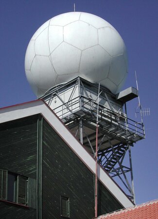 Óriási futballabdára hasonlít ez a jégvédelmi radar (Fotó: Dávid Csilla) Óriási futballabdára hasonlít ez a jégvédelmi radar (Fotó: Dávid Csilla)
