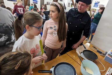 A Juhász Erzsébet Könyvtárban két évvel ezelőtt indították a sorozatot, melynek keretében különböző szakmák művelői tartanak előadást (Fotó: Facebook/Juhász Erzsébet Könyvtár)