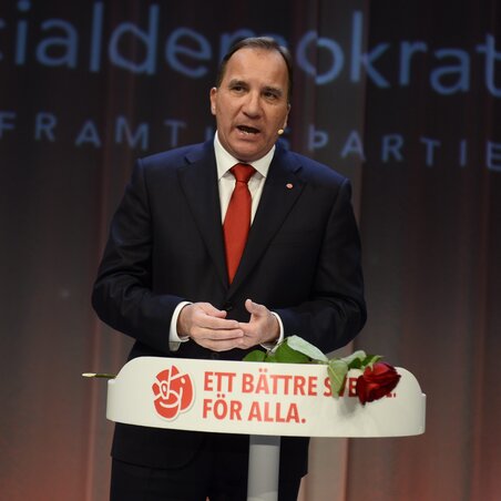 A leendő miniszterelnök, Stefan Löfven a szociáldemokraták vezetője, a választási sikert követően nyilatkozik Stockholmban (Fotó: Beta/AP) A leendő miniszterelnök, Stefan Löfven a szociáldemokraták vezetője, a választási sikert követően nyilatkozik Stockholmban (Fotó: Beta/AP)