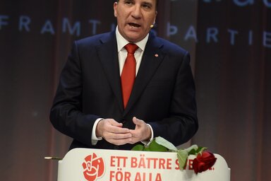 A leendő miniszterelnök, Stefan Löfven a szociáldemokraták vezetője, a választási sikert követően nyilatkozik Stockholmban (Fotó: Beta/AP)