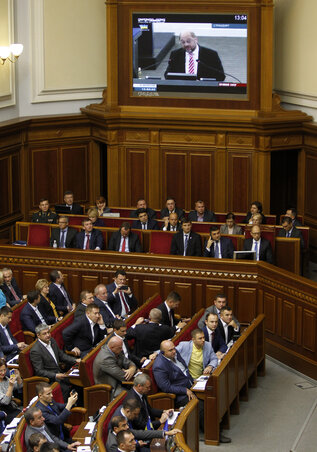 Az ukrán parlament képviselői videolinken hallgatják Martin Schulz EP-elnök strasbourgi felszólalását (Fotó: Beta/AP)