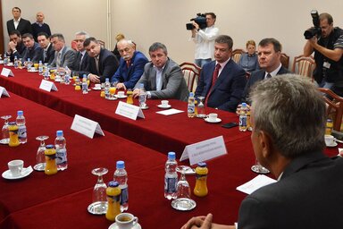 A találkozón a Szerb Haladó Párt, a Vajdasági Magyar Szövetség, a Szerbiai Szocialista Párt, a Szerbiai Demokrata Párt és a Szerb Radikális Párt képviselői voltak jelen (Fotók: Ótos András)