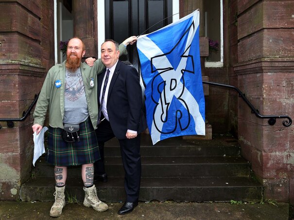 Alex Salmond skót kormányfő egy kampányolóval pózol Turriffben (Fotó: Beta/AP)