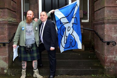 Alex Salmond skót kormányfő egy kampányolóval pózol Turriffben (Fotó: Beta/AP)