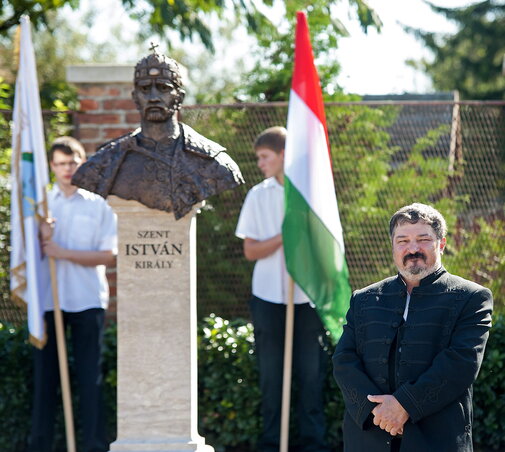 Az alkotó, Győrfi Lajos püspökladányi szobrászművész Szent István király szobrának avatásán (Fotó: MTI)
