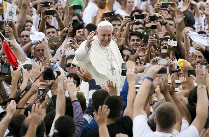 Ferenc pápa megérkezik a tiranai Teréz anya térre (Fotó:  Beta/AP)