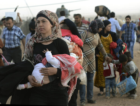 Menekültek érkeznek az egyik török határátkelőhelyre (Fotó: Beta/AP)