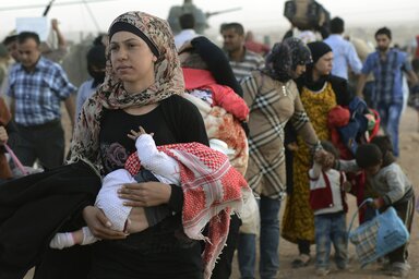 Menekültek érkeznek az egyik török határátkelőhelyre (Fotó: Beta/AP)