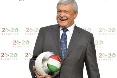 Csányi Sándor kezében egy magyar nemzeti színekkel díszített, Michel Platini UEFA-elnök által dedikált labda (Fotó: MTI)