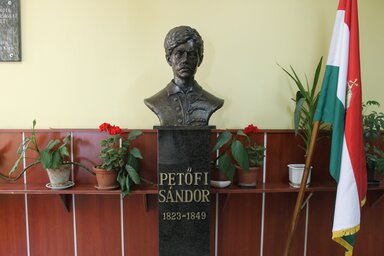 Petőfi szobra az újvidéki Petőfi Sándor Magyar Művelődési Központban
