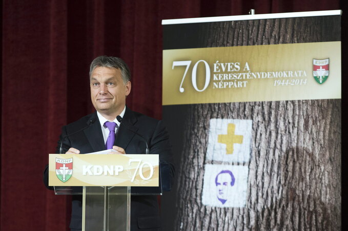 Orbán Viktor a Kereszténydemokrata Néppárt (KDNP) megalakulásának 70. évfordulója alkalmából rendezett ünnepi választmányi ülésen a Budai Ciszterci Szent Imre Gimnáziumban (Fotó:  MTI)