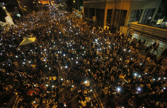Tízezrek töltik nap nap után az éjszakát a központban; egységük jelekeként nemritkán mécses helyett mobiltelefonjukkal világítanak (Fotó: Beta/AP)