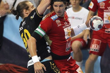 Nagy Lászó, a Veszprém játékosa és Kim Ekdahl Du Rietz (MTI)