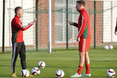A hangulatra nem lehet panasz: Dzsudzsák Balázs (balról) és Szalai Ádám, a Románia elleni Európa-bajnoki selejtező mérkőzésre készülő magyar labdarúgó-válogatott tagjai a csapat edzésén Telkiben (fotó: MTI)