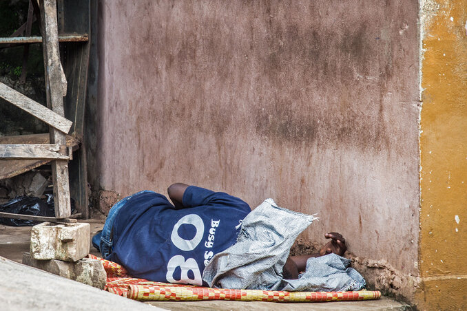 Egy – még élő – fertőzött Freetownban... mentőkre, segítségre (hasztalan) várva Fotó: Beta/AP)
