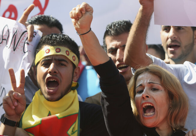 Az Iszlám Állam ellen tüntető kurdok Bejrútban (Fotó: Beta/AP)