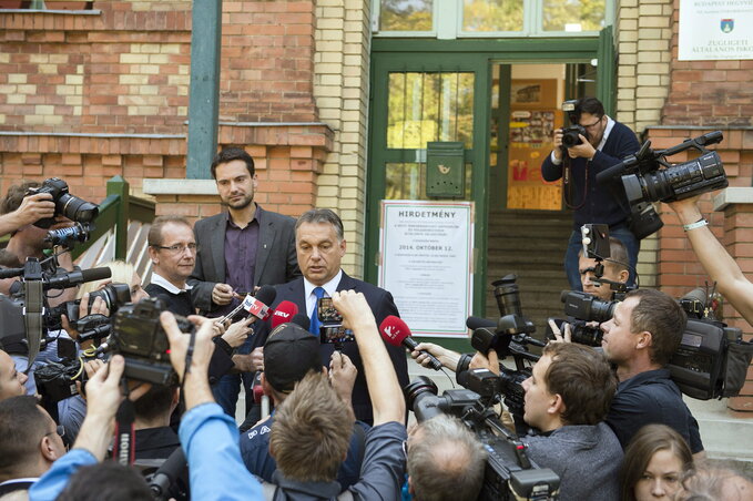 Orbán Viktor újságíróknak nyilatkozik, miután leadta szavazatát (Fotó: MTI)