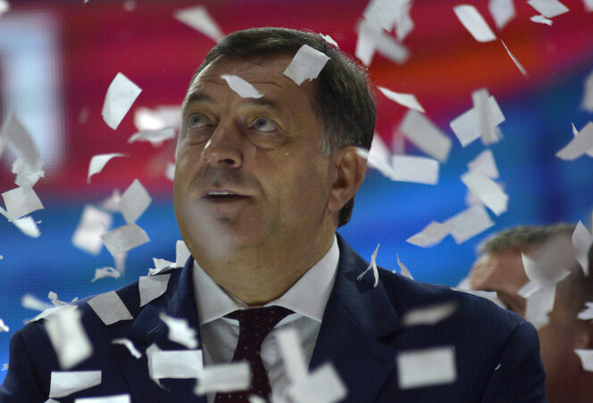 Milorad Dodik konfettizáporban az SNSD banjalukai „győzelmi” ünnepségén (Fotó: Beta/AP) Milorad Dodik konfettizáporban az SNSD banjalukai „győzelmi” ünnepségén (Fotó: Beta/AP)