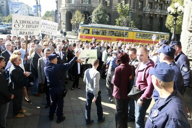 Az ügyvédek csendben várakoztak a kormányépület előtt (Fotó: Beta)