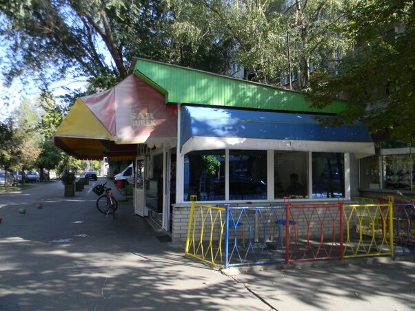 Óbecsén betörték a Šar cukrászda kirakatát (Fotó: Fehér Rózsa)