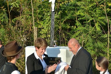 Pásztor István és Jerasz Anikó leplezte le a felújított keresztet (Fotó: Gergely József)