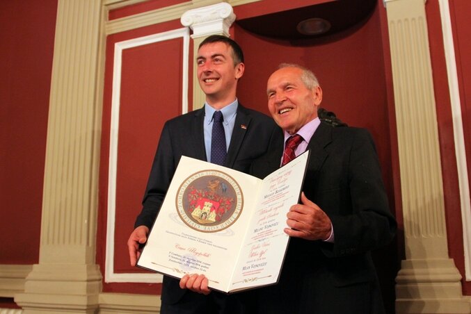 Saša Todorović polgármester és a kitüntetett Milan Vojnović (jobbról) a díjátadáson (Fotó: Fekete J. József)