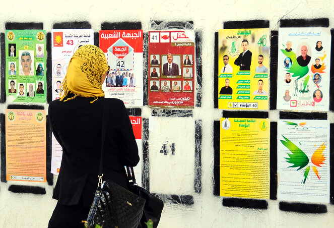 Jelöltből és választási plakátból nincs hiány. A felvétel szerdán a fővárosban, Tunisban készült (Fotó: Beta/AP)