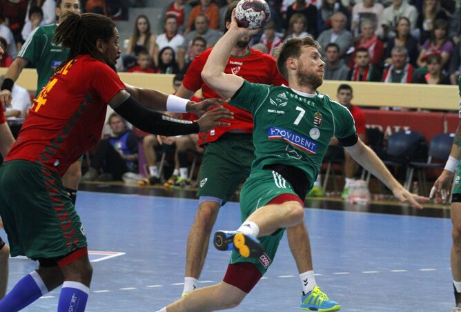 Császár Gábor, a magyar és Duarte Gilberto, a portugál (b) csapat játékosa a férfi kézilabda Eb-selejtező 5. csoportjában, az 1. fordulóban játszott Magyarország-Portugália mérkőzésen (fotó: MTI) Császár Gábor, a magyar és Duarte Gilberto, a portugál (b) csapat játékosa a férfi kézilabda Eb-selejtező 5. csoportjában, az 1. fordulóban játszott Magyarország-Portugália mérkőzésen (fotó: MTI)