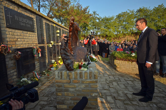 Aleksandar Vučić a Vergődő madár emlékműnél (Fotó: Molnár Edvárd)