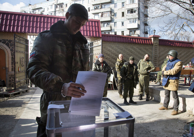 Lázadóparancsnok adja le szavazatát az egyik donyecki szavazóhelyen (Fotó: Beta/AP)