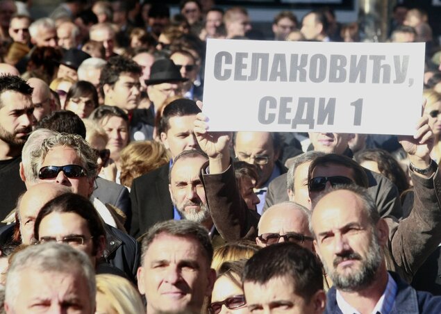 A tüntetés során az ügyvédek több alkalommal is megemlítették, hogy az igazságügyi miniszter meg akarta osztani az ügyvédeket (Fotó: Beta) A tüntetés során az ügyvédek több alkalommal is megemlítették, hogy az igazságügyi miniszter meg akarta osztani az ügyvédeket (Fotó: Beta)