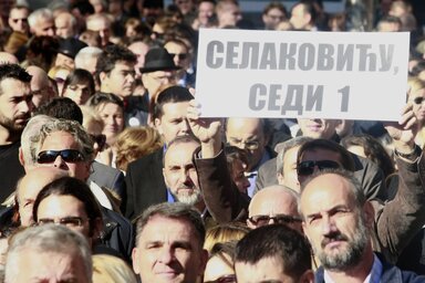 A tüntetés során az ügyvédek több alkalommal is megemlítették, hogy az igazságügyi miniszter meg akarta osztani az ügyvédeket (Fotó: Beta)
