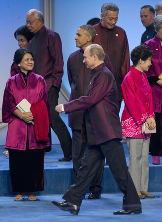 A „családi” fotót követően Vlagyimir Putyin orosz elnök elhalad Barack Obama előtt. A kép előterében jobbról Pak Gun Hje dél koreai elnöknő, balról pedig Iriana Widodo, Joko Widodo indonéziai államfő felesége (Fotó: Beta/AP)