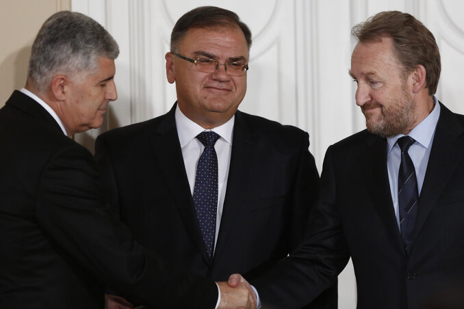 Dragan Čović, Mladen Ivanić és Bakir Izetbegović a szarajevói beiktatási ceremónia után (Fotó: Beta/AP) Dragan Čović, Mladen Ivanić és Bakir Izetbegović a szarajevói beiktatási ceremónia után (Fotó: Beta/AP)