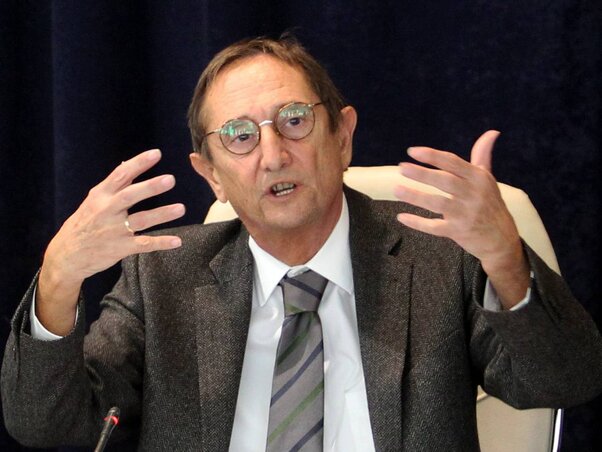 Fiskalni savetnici Pavle Petrovic (na slici), Nikola Altimarkov i Vladimir Vuckovic su se obratili javnosti na konferenciji za novinare u Narodnoj banci Srbije u Beogradu, 27. oktobra 2014. (BETAPHOTO/NENAD PETROVIC/EV)