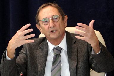 Fiskalni savetnici Pavle Petrovic (na slici), Nikola Altimarkov i Vladimir Vuckovic su se obratili javnosti na konferenciji za novinare u Narodnoj banci Srbije u Beogradu, 27. oktobra 2014. (BETAPHOTO/NENAD PETROVIC/EV)