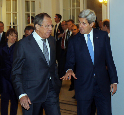 Szergej Lavrov orosz és John Kerry amerikai külügyminiszter egyeztet a tárgyalások szünetében (Fotó: Beta/AP) Szergej Lavrov orosz és John Kerry amerikai külügyminiszter egyeztet a tárgyalások szünetében (Fotó: Beta/AP)