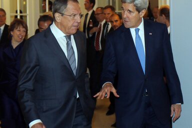 Szergej Lavrov orosz és John Kerry amerikai külügyminiszter egyeztet a tárgyalások szünetében (Fotó: Beta/AP)