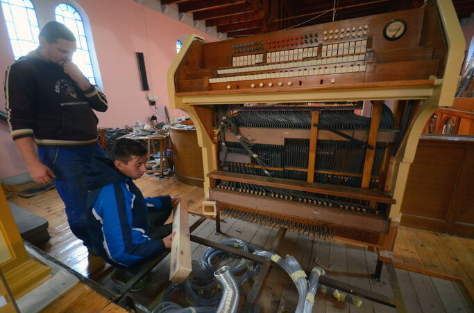 Orgonaépítő munkálatok a kelebiai templom karzatán – Advent negyedik vasárnapján lesz az orgonaszentelő (Fotó: Molnár Edvárd)